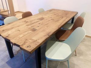 Rustikalna miza s kovinskim podnožjem - hrast