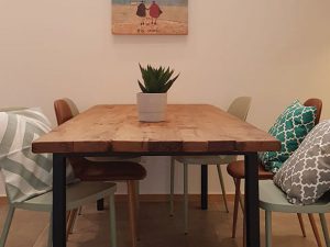 Rustikalna miza s kovinskim podnožjem - hrast